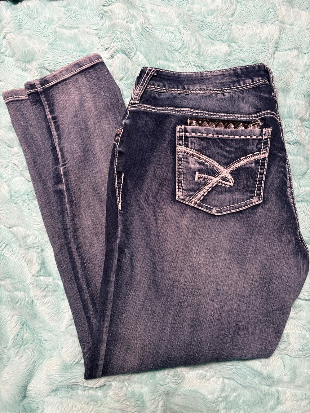 Women's Dark Wash Embroidered Pocket Jeans - Picture 2 of 7